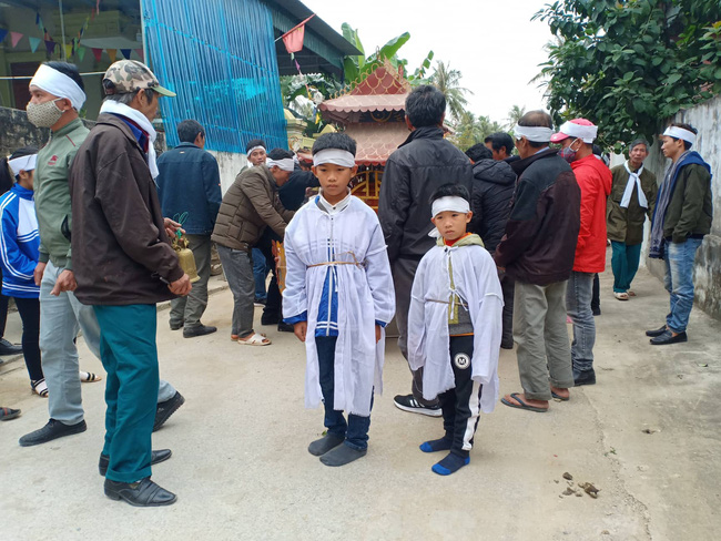 tieng khoc xe long vi khat sua cua be gai moi chao doi da mat me