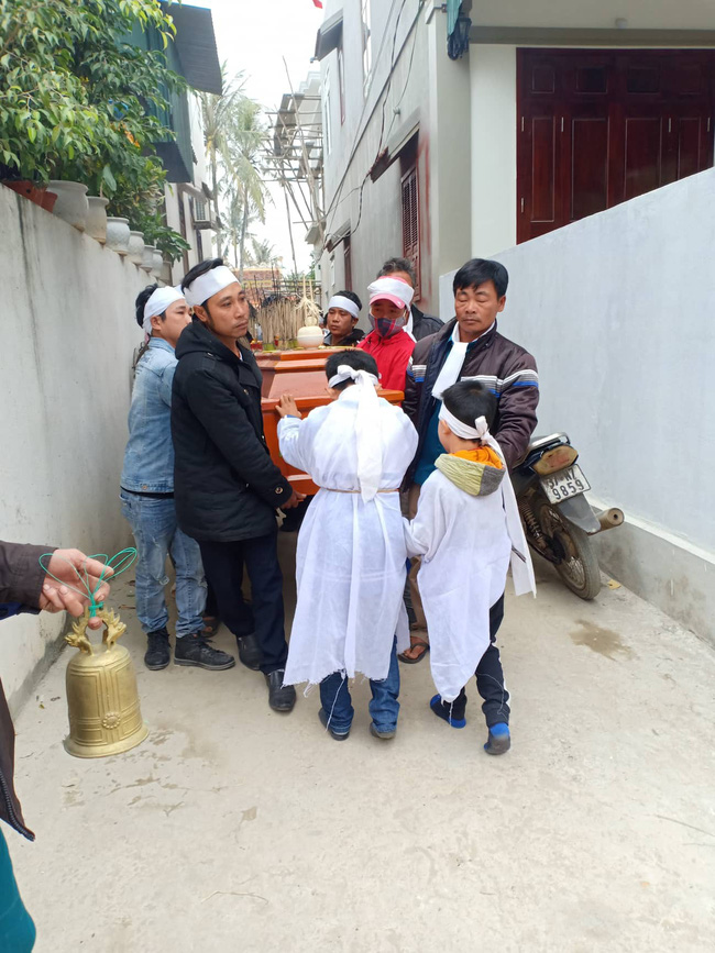 tieng khoc xe long vi khat sua cua be gai moi chao doi da mat me