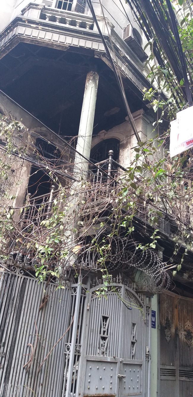 ha noi chay nha luc rang sang mot nguoi gay chan do nhay tu tren tang xuong