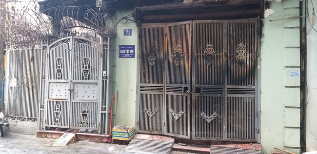 ha noi chay nha luc rang sang mot nguoi gay chan do nhay tu tren tang xuong