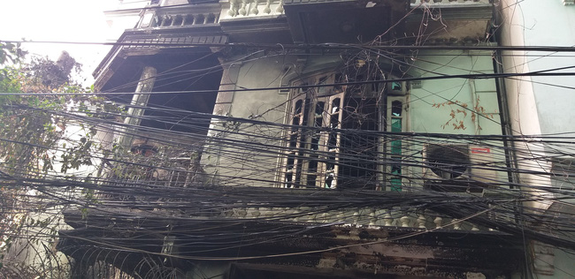 ha noi chay nha luc rang sang mot nguoi gay chan do nhay tu tren tang xuong