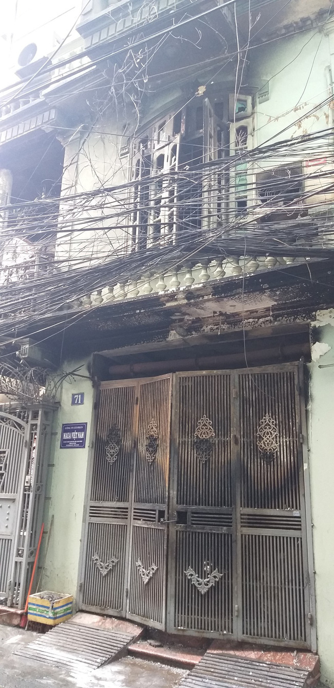 ha noi chay nha luc rang sang mot nguoi gay chan do nhay tu tren tang xuong