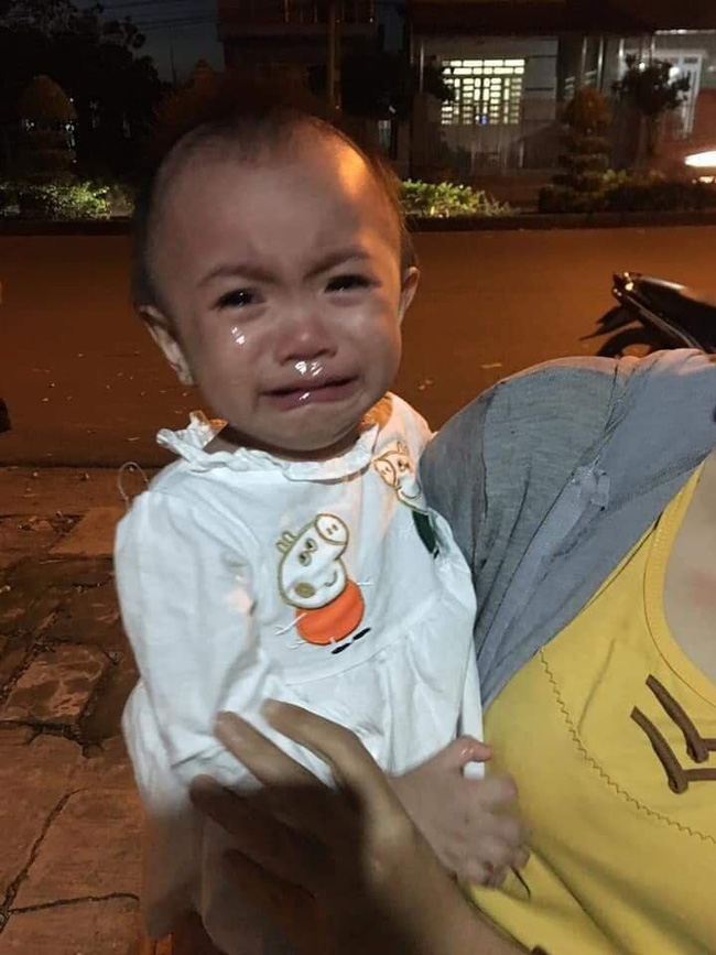 binh phuoc be gai 14 thang tuoi khoc thet khi bi me bo roi kem theo to giay nho nguoi khac nuoi ho