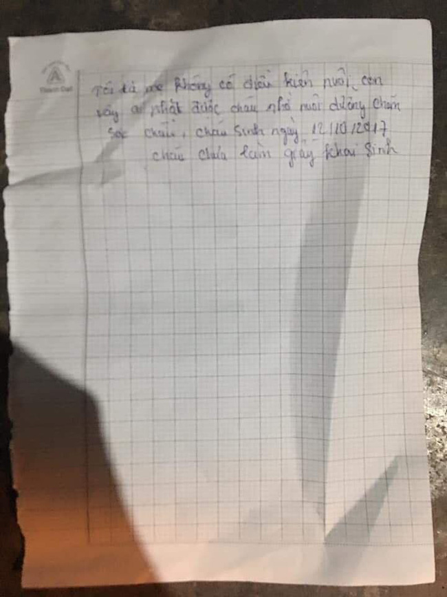 binh phuoc be gai 14 thang tuoi khoc thet khi bi me bo roi kem theo to giay nho nguoi khac nuoi ho