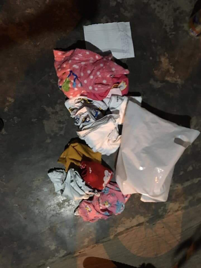 binh phuoc be gai 14 thang tuoi khoc thet khi bi me bo roi kem theo to giay nho nguoi khac nuoi ho