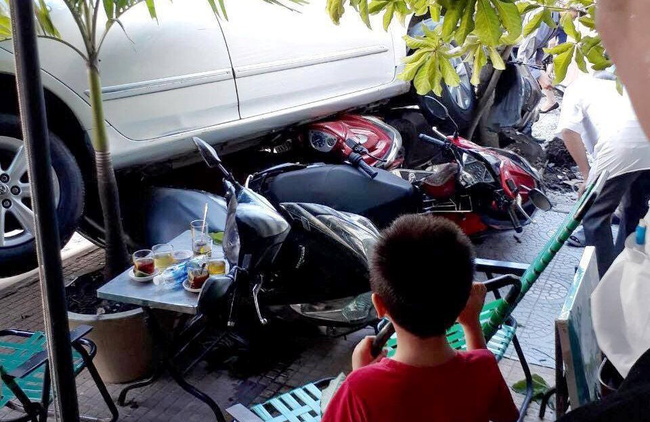 tphcm nguoi phu nu lui o to cuon 4 xe may vao gam nhieu nguoi thoat chet trong gang tac