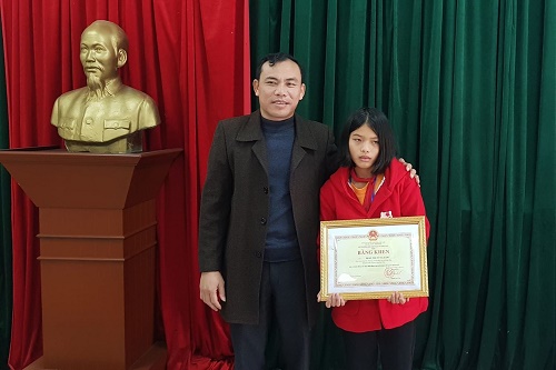 bo gddt trao bang khen cho hoc sinh lop 8 nhat duoc 30 trieu dong tra lai cho nguoi danh roi