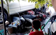 video tai xe lui xe tren 2 thanh go nho vuot ho sau thu hut hang trieu luot xem