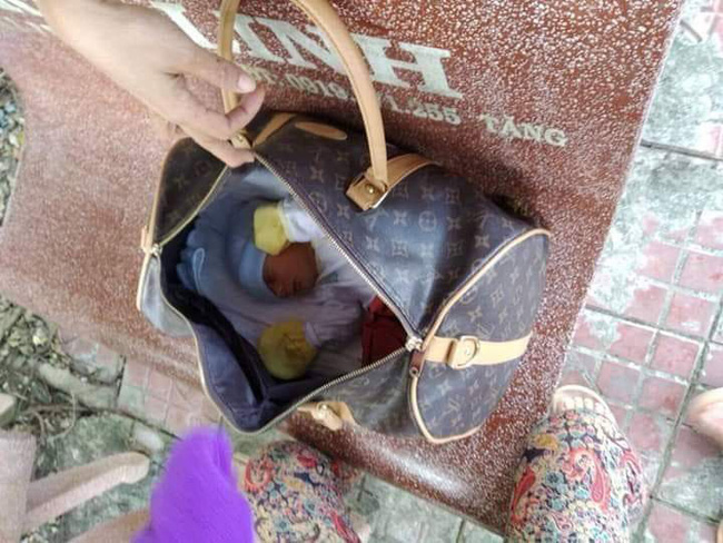 ca mau xot be gai so sinh bi me bo roi giua troi mua bao hang tram nguoi den xin nhan con nuoi