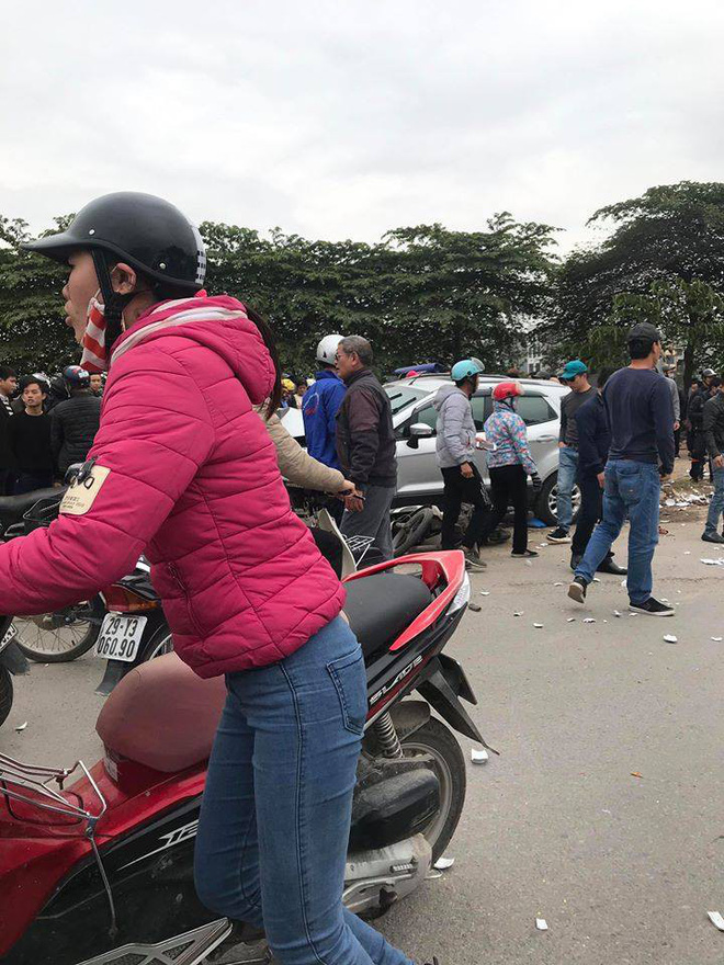 bat dia vo tan tanh nguoi nam gam xe trong vu o to dien tong lien hoan tai ha noi