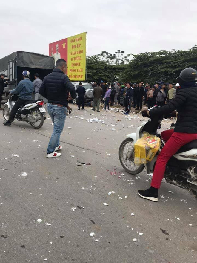 bat dia vo tan tanh nguoi nam gam xe trong vu o to dien tong lien hoan tai ha noi