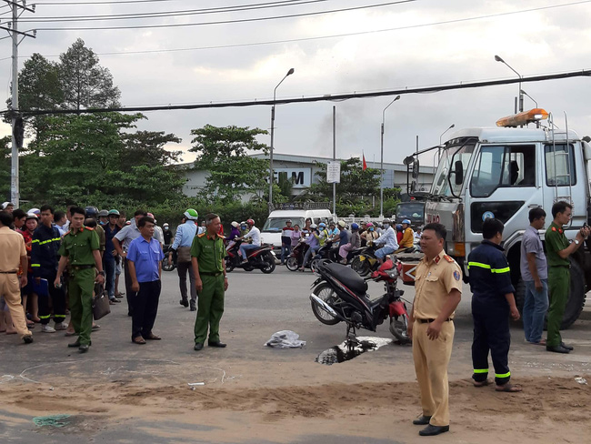 tphcm tai nan kinh hoang xe tai cuon 2 xe may vao gam khien 1 nguoi chet 2 nguoi bi thuong nang