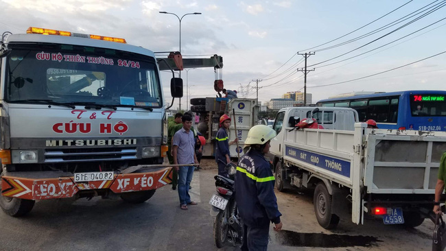 tphcm tai nan kinh hoang xe tai cuon 2 xe may vao gam khien 1 nguoi chet 2 nguoi bi thuong nang