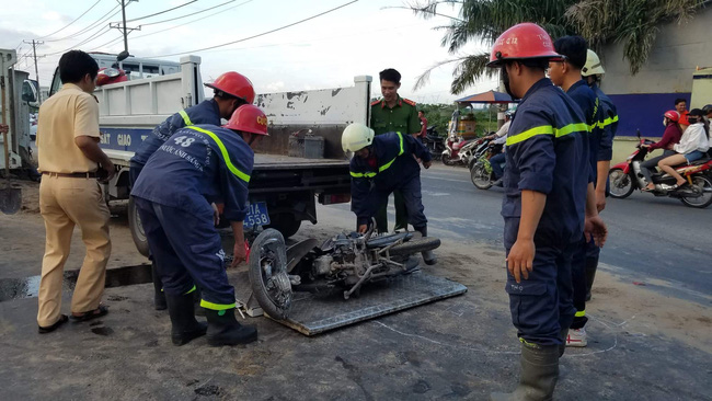 tphcm tai nan kinh hoang xe tai cuon 2 xe may vao gam khien 1 nguoi chet 2 nguoi bi thuong nang