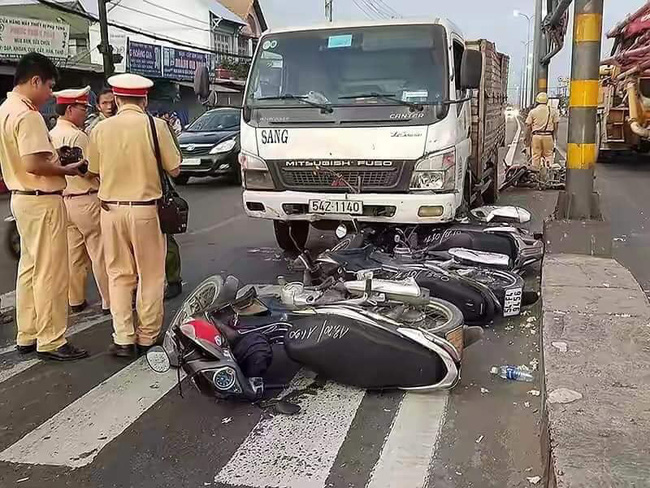 hien truong vu xe tai tong hang loat xe may dung den do giua giao lo sai gon khien nhieu nguoi hoang so