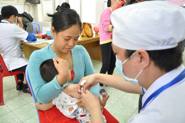 hon 100000 tre duoc tiem vaccine combe five tren ca nuoc