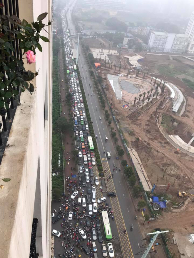 tac duong kinh hoang o ha noi sang nay qua 20 cai den xanh roi ma van khong the di chuyen