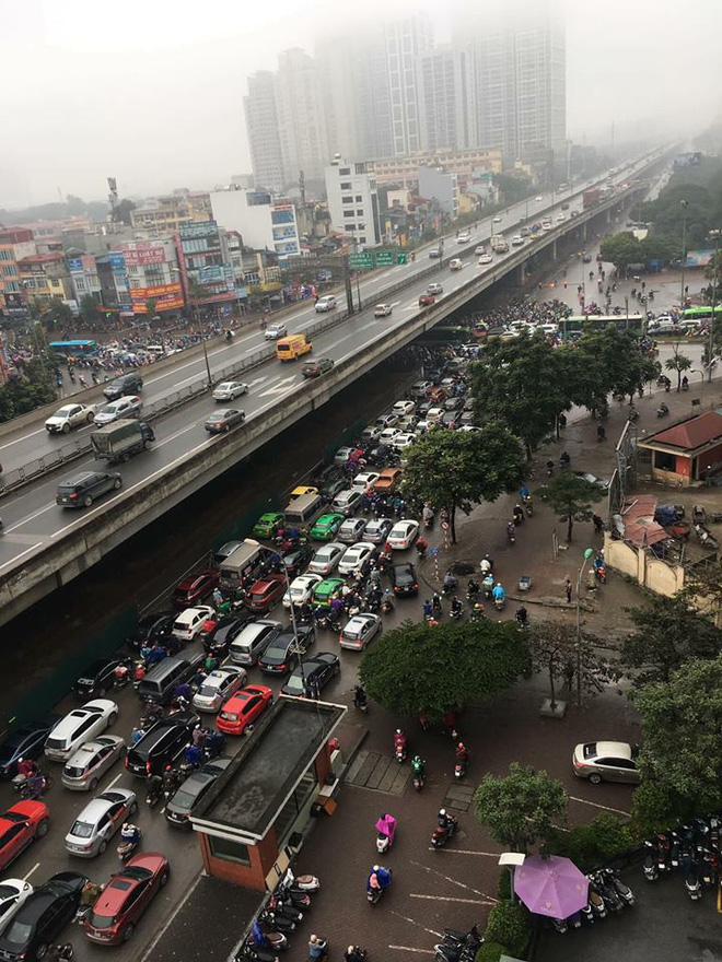 tac duong kinh hoang o ha noi sang nay qua 20 cai den xanh roi ma van khong the di chuyen