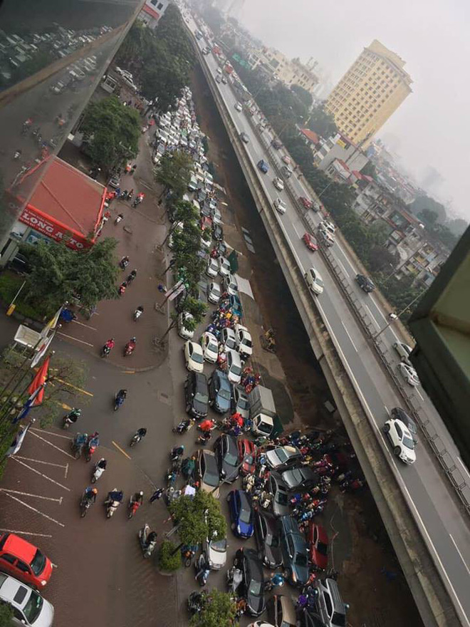 tac duong kinh hoang o ha noi sang nay qua 20 cai den xanh roi ma van khong the di chuyen