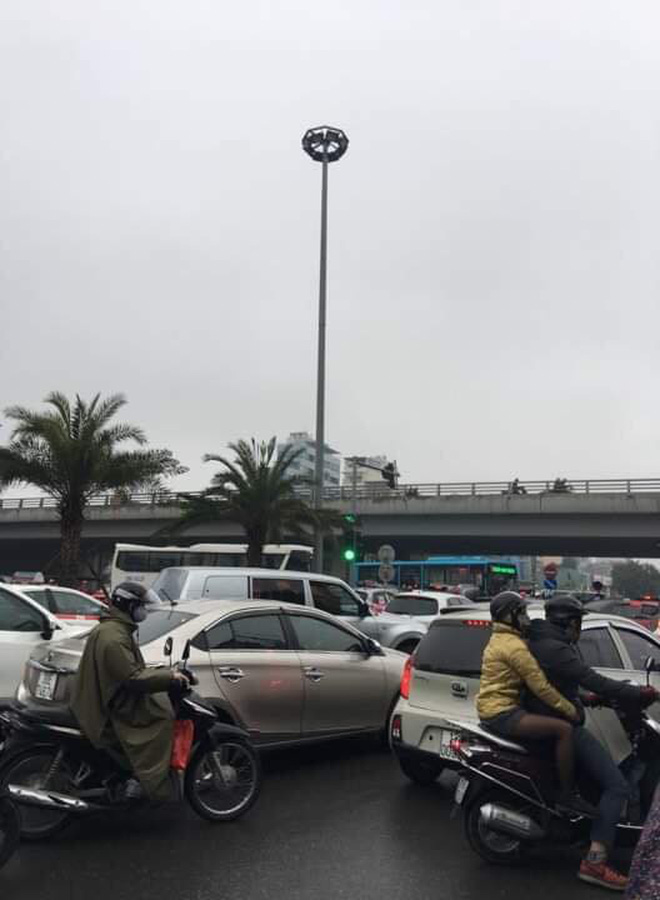 tac duong kinh hoang o ha noi sang nay qua 20 cai den xanh roi ma van khong the di chuyen