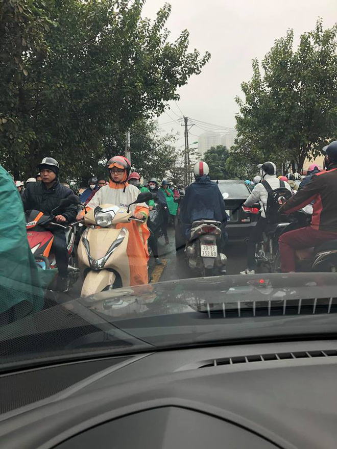 tac duong kinh hoang o ha noi sang nay qua 20 cai den xanh roi ma van khong the di chuyen