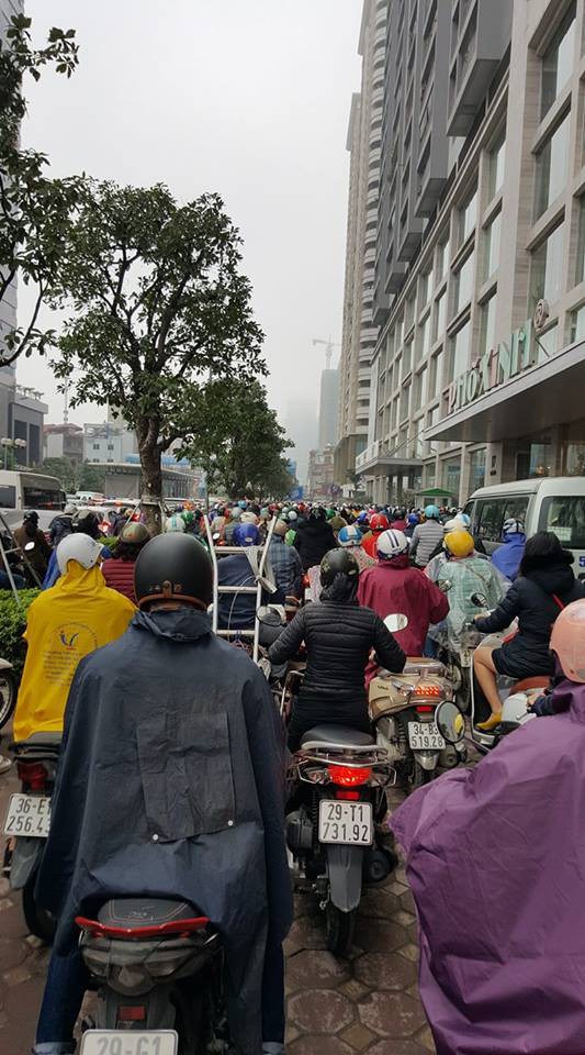 tac duong kinh hoang o ha noi sang nay qua 20 cai den xanh roi ma van khong the di chuyen