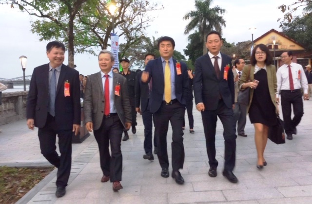 hue khanh thanh duong go lim sieu sang ven song huong