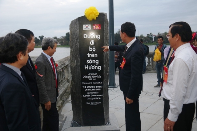 hue khanh thanh duong go lim sieu sang ven song huong
