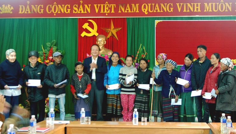 trao quyet dinh nhap quoc tich viet nam cho 18 cong dan lao
