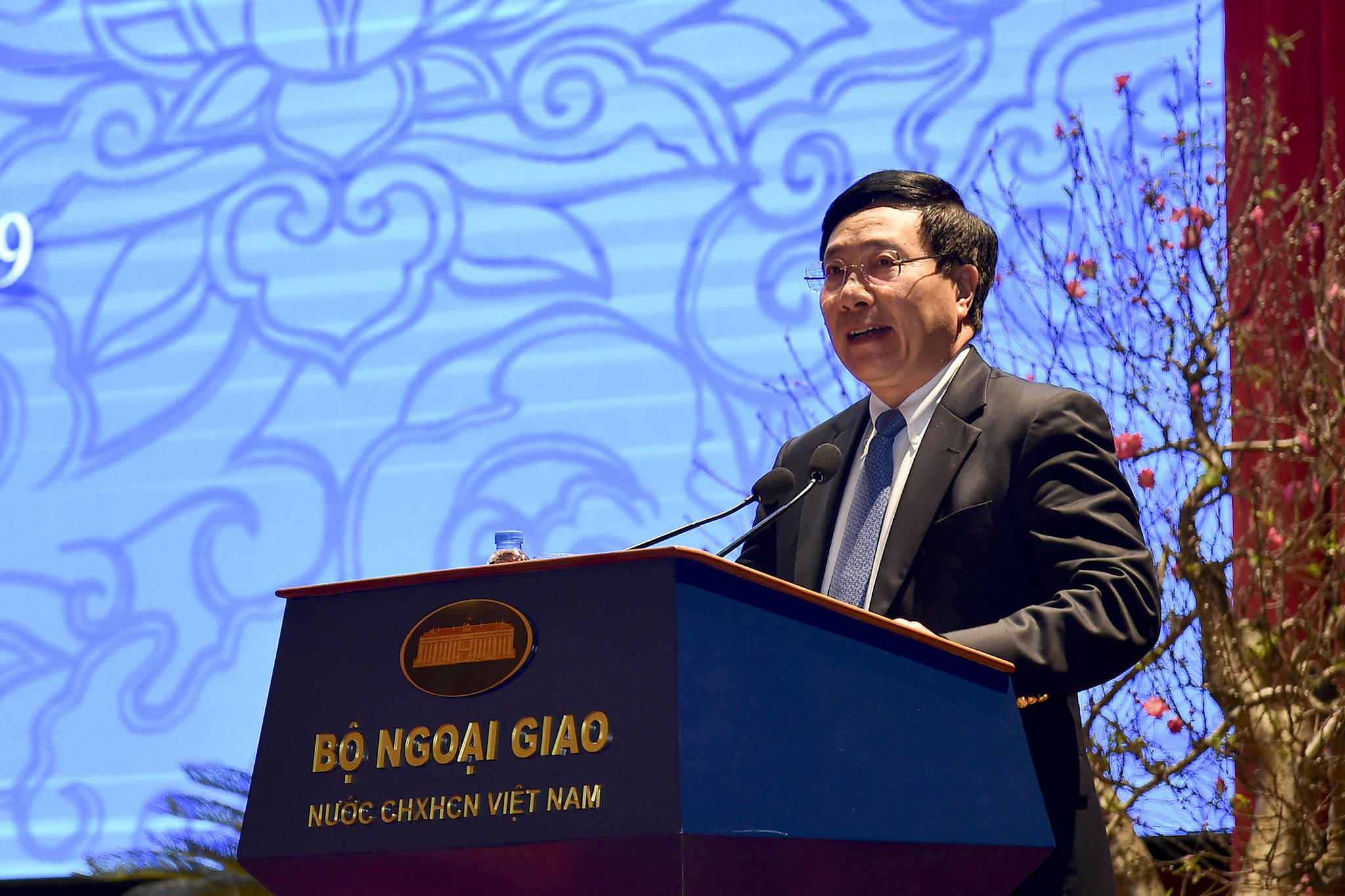 nganh ngoai giao can but pha vuot len chinh minh