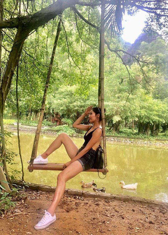 dan nguoi dep hot girl viet dua nhau check in song ao o ninh binh