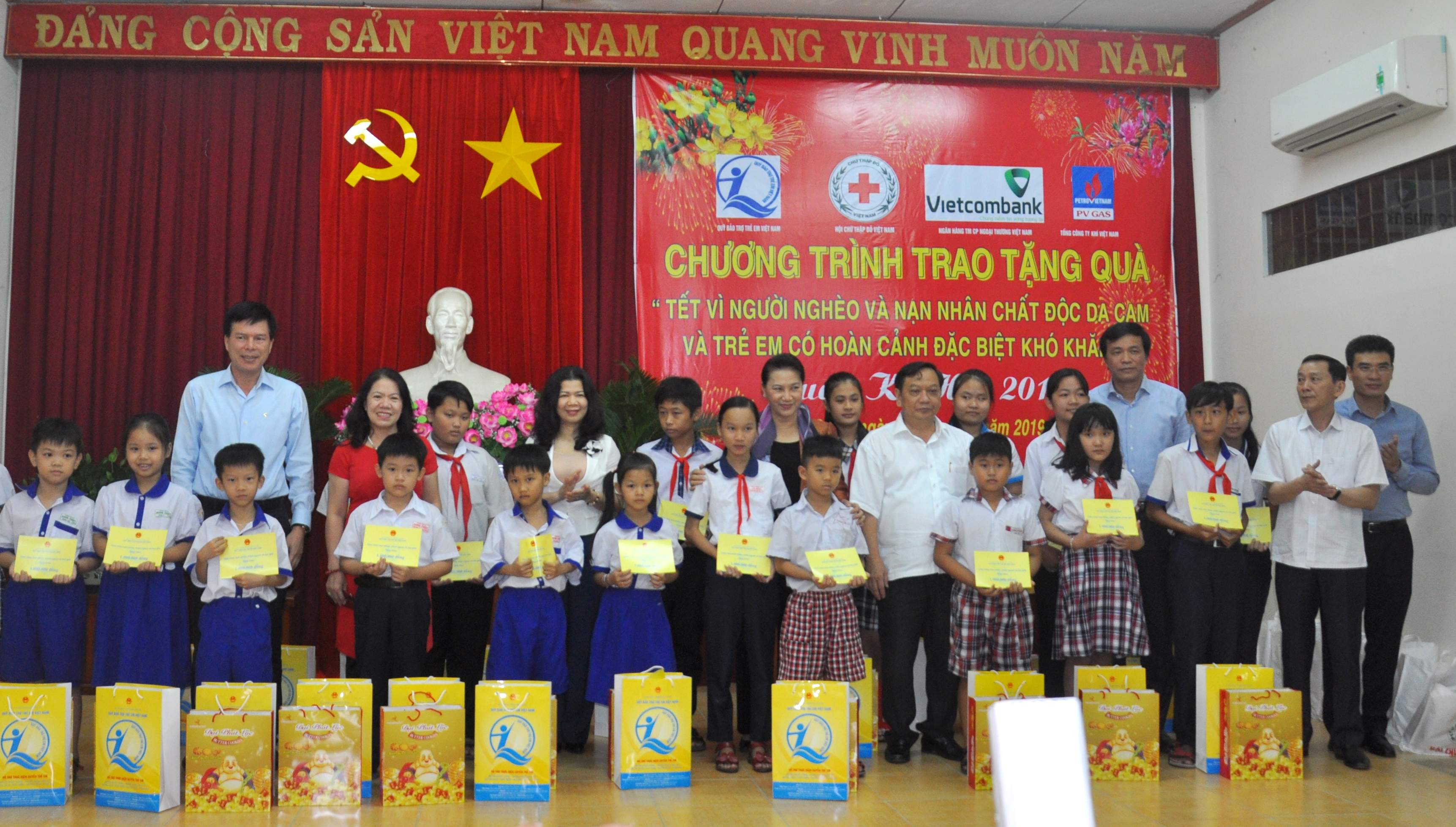 chu tich quoc hoi tham tang qua cho gia dinh chinh sach nguoi ngheo tai can tho