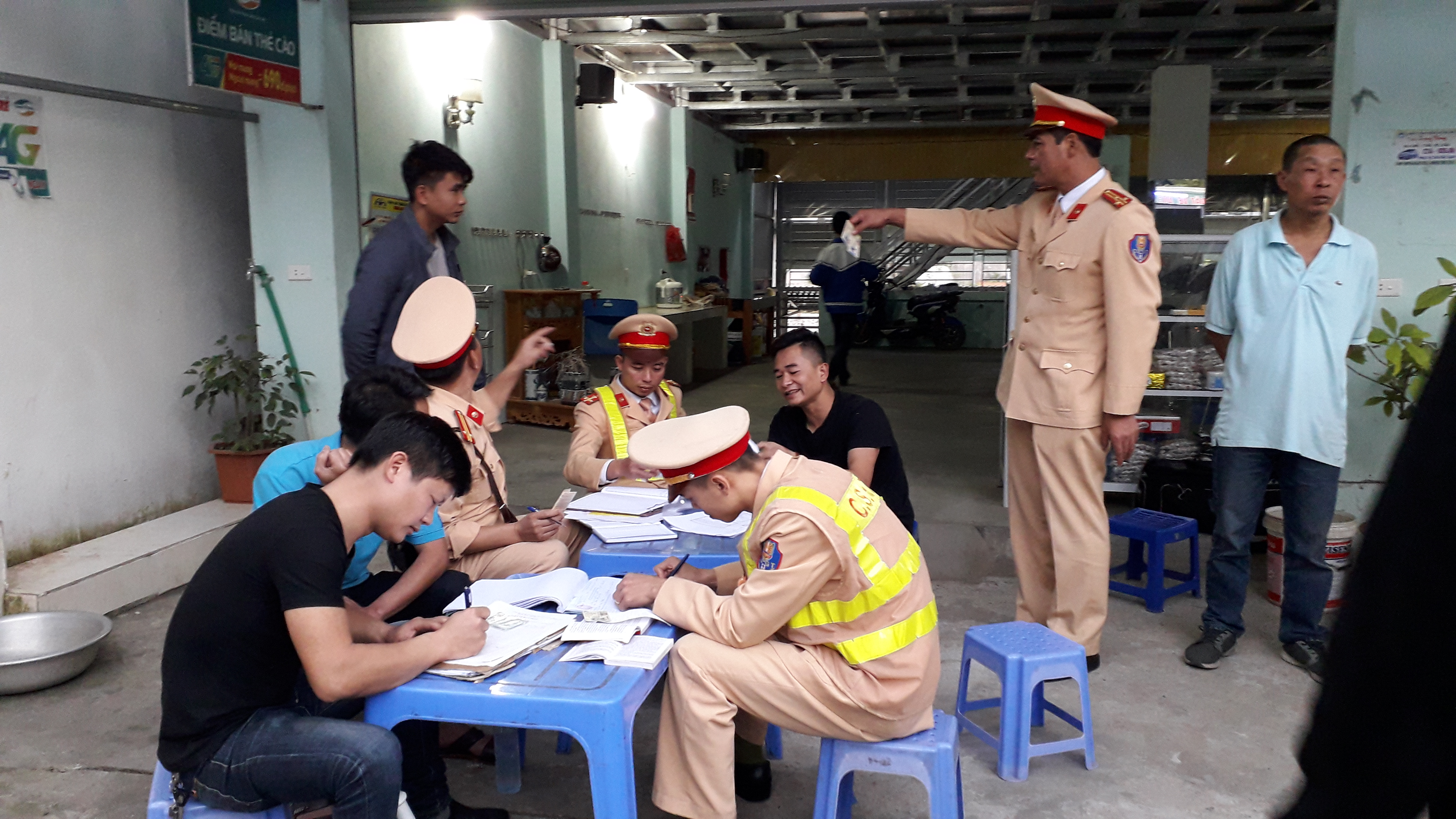 dien bien phat hien 3 lai xe khach duong dai duong tinh voi ma tuy
