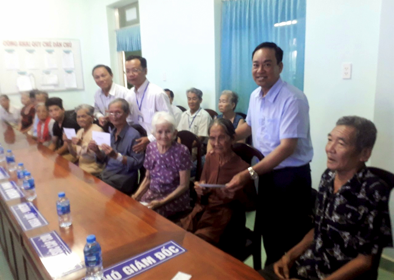 lien hiep hau giang phoi hop trao phan qua tet cho benh nhan ngheo