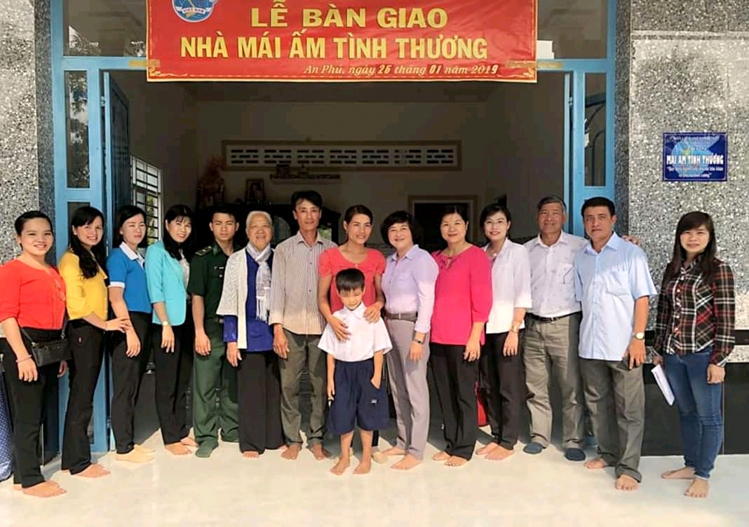 bo doi bien phong tinh an giang cham lo tet cho nguoi ngheo khu vuc bien gioi
