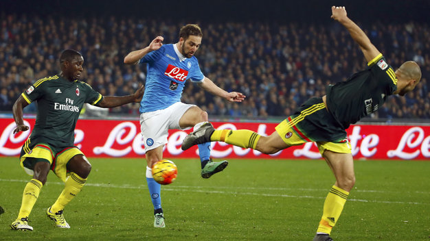 napoli bi ac milan cam chan ngay tai san san paolo