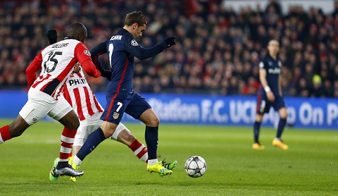 atletico madrid bi 10 nguoi psv cam chan tren san phillips