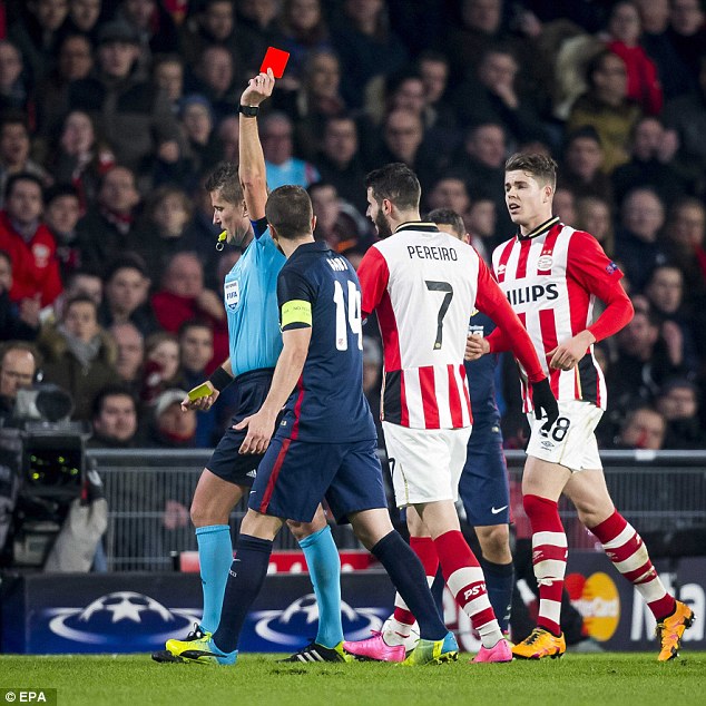 atletico madrid bi 10 nguoi psv cam chan tren san phillips