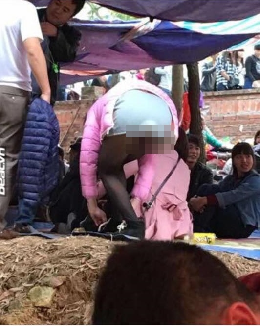 nhung trang phuc thieu vai cua thieu nu viet khi di chua dau nam