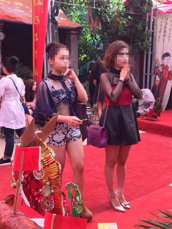 nhung trang phuc thieu vai cua thieu nu viet khi di chua dau nam