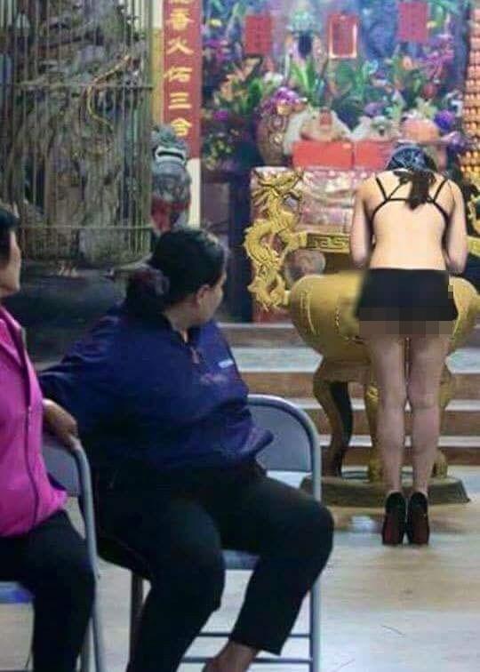 nhung trang phuc thieu vai cua thieu nu viet khi di chua dau nam