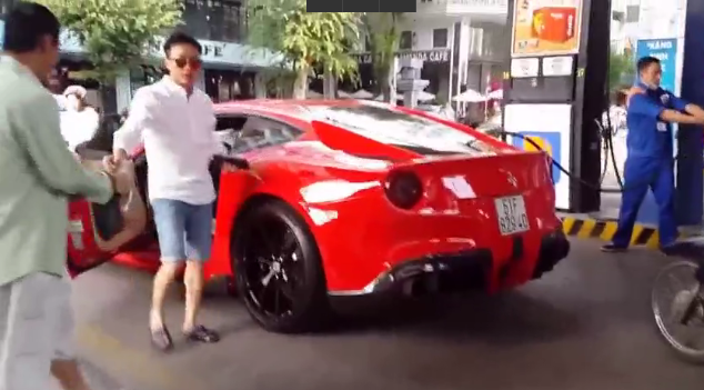 dang di sieu xe va hanh dong cua cuong do la voi nguoi ban ve so