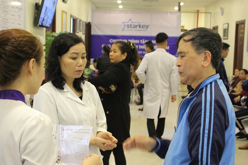 kham va tang gan 400 may tro thinh cho nguoi khiem thinh