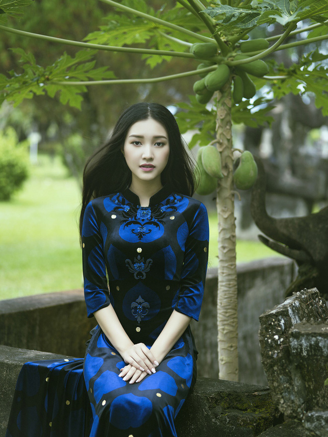 nang tho xu hue ngoc tran tai xuat voi ao dai dat vang