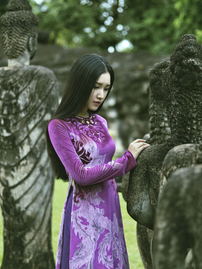nang tho xu hue ngoc tran tai xuat voi ao dai dat vang