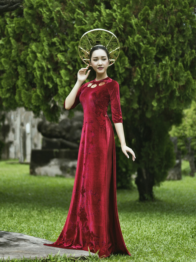 nang tho xu hue ngoc tran tai xuat voi ao dai dat vang