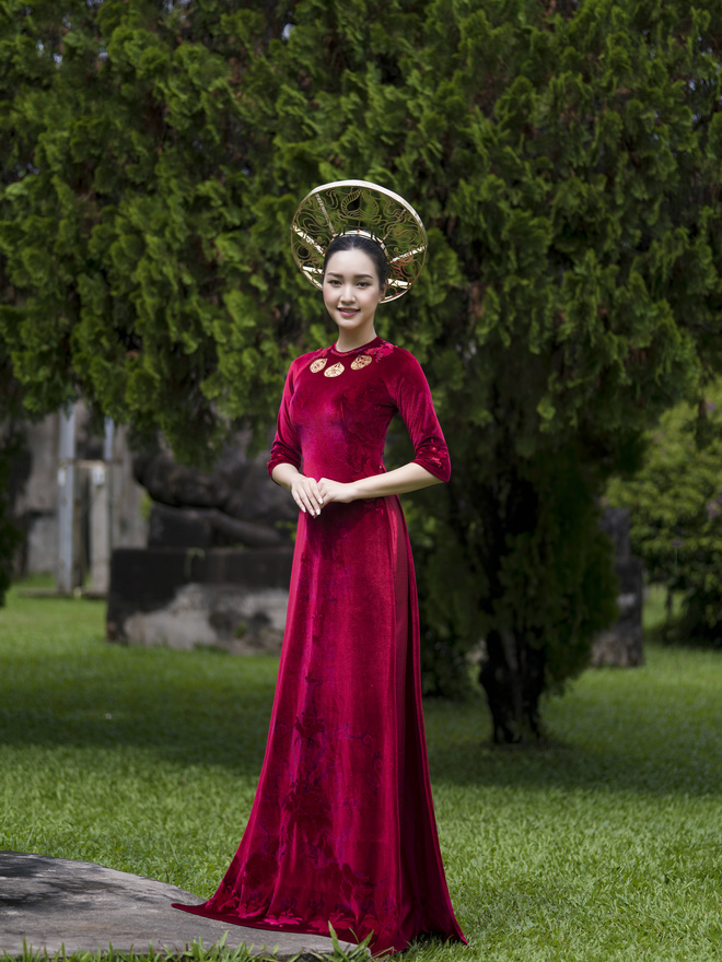 nang tho xu hue ngoc tran tai xuat voi ao dai dat vang