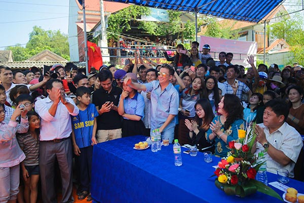 khan gia doi nang chen lan de xem dam vinh hung bieu dien
