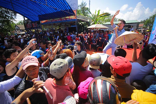 khan gia doi nang chen lan de xem dam vinh hung bieu dien