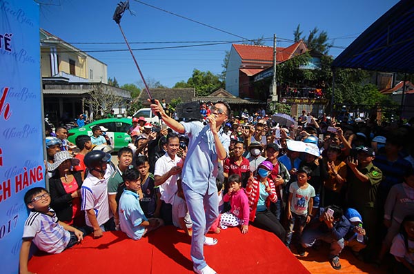 khan gia doi nang chen lan de xem dam vinh hung bieu dien